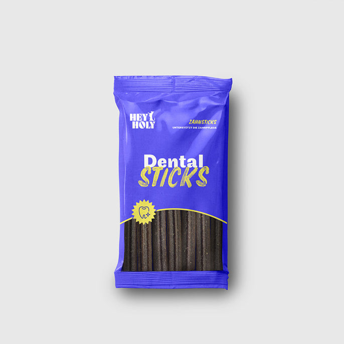 Blaue Tüte Dental Sticks schwebt vor violettem Hintergrund und zeigt dunkle Kausticks im Beutel