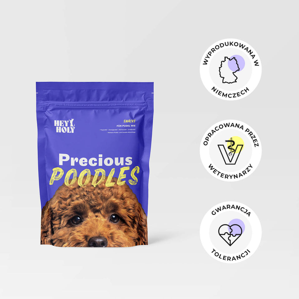 Ułożone w wieżę przysmaki HEY HOLY Precious Poodles z tekstem „Miękkie przysmaki w idealnym rozmiarze dla pudli i mieszańców typu doodle”