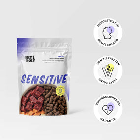 Gestapelter Turm aus HEY HOLY Sensitive Snacks mit Text „Softe Snacks in der perfekten Größe für ernährungssensible Hunde“